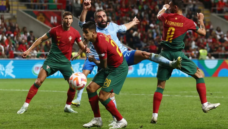 "邀月江枫燕南天，藕断丝连进四步"暗示的生肖是什么？